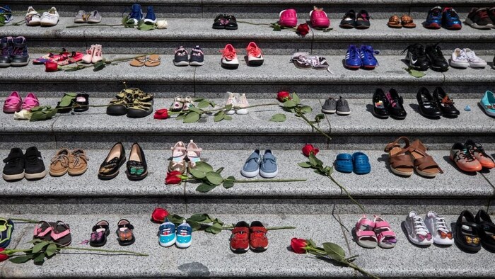 Des chaussures et des roses alignés dans un escalier.