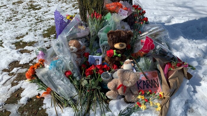 Des gerbes de fleurs sont déposées devant l'école où étudiait le jeune adolescent pour lui rendre hommage