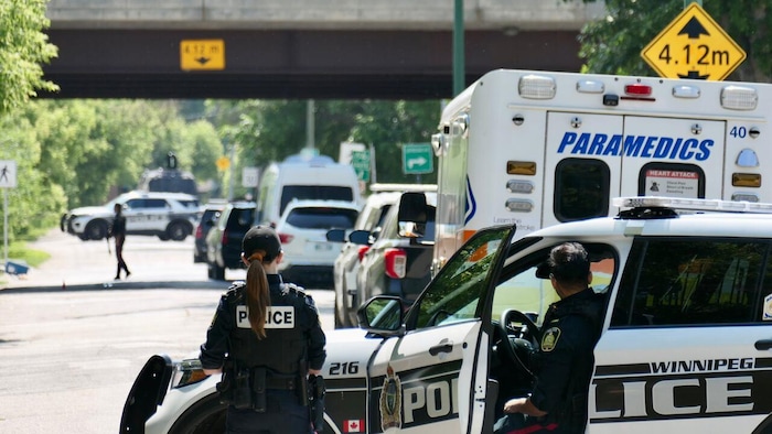 Des voitures de police.