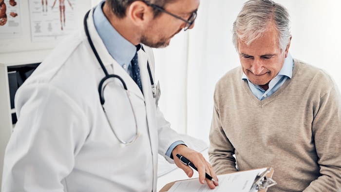 Un médecin et son patient discutent.