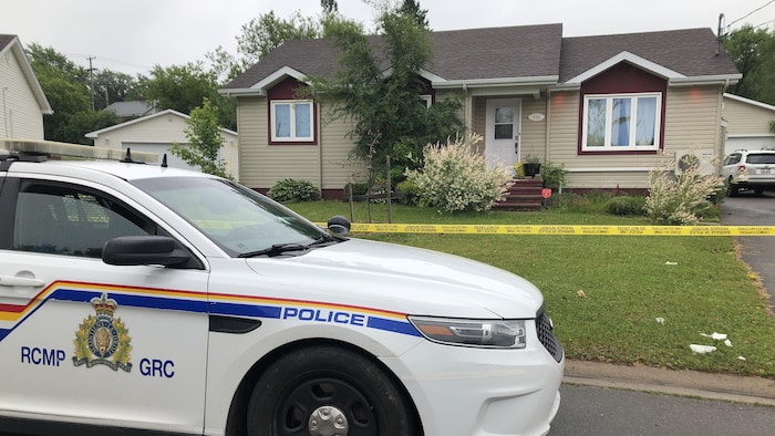 Un périmètre de sécurité est établi autour de la maison.