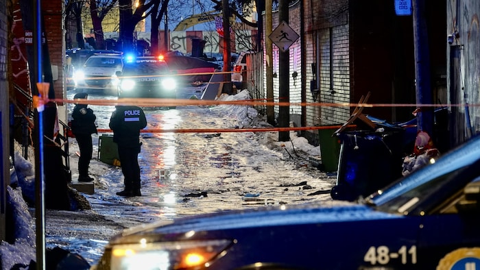 Des policiers du SPVM dans l'arrondissement Hochelaga-Maisonneuve, à Montréal.