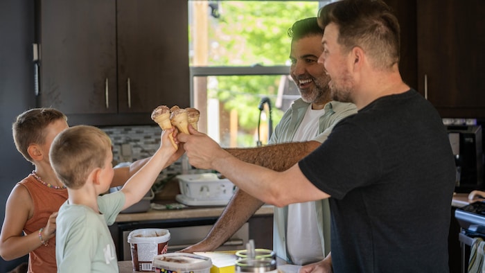 Les papas et les enfants portent un toast avec leur crème glacée.