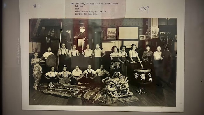 温哥华云高华汉升体育会一张 1939 年的照片，显示一支全女班的舞狮队。