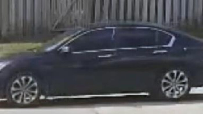 Le véhicule utilisé par le suspect après les événements dans un quartier résidentiel.