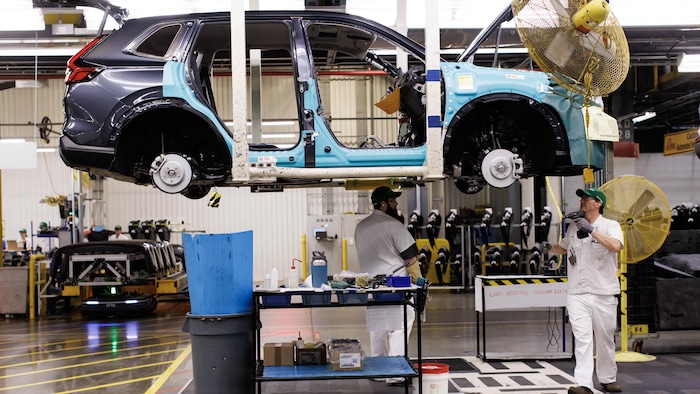 Des travailleurs assemblent un CR-V à l'usine de Honda à Alliston le 5 avril 2023.