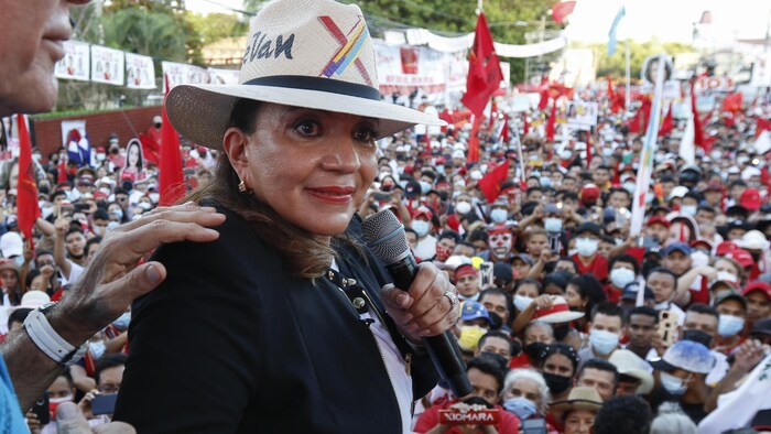 Xiomara Castro parle devant ses militants.
