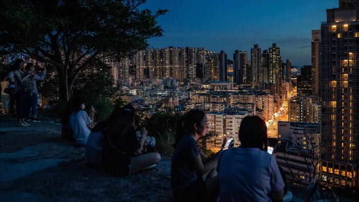 Des Hongkongais admirent une vue panoramique sur leur ville.