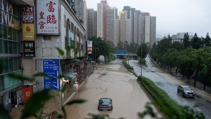Une voiture immobilisée dans une rue submergée.