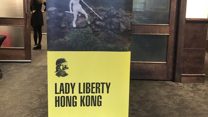 Affiche où il est inscrit Lady Liberty Hong Kong.