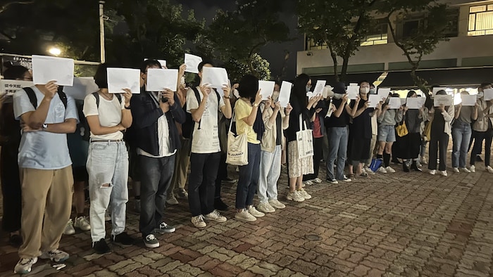 2022 年 11 月 28 日，香港中文大學舉辦悼念烏魯木齊大火遇難者紀念活動，抗議者手舉白紙，高呼“反對獨裁統治”。
