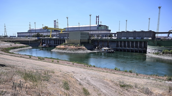 Cette photo prise à Paks le 31 juillet 2026 montre l'ouvrage de prise d'eau et le canal d'eau froide de la centrale nucléaire de Paks, alimentés par le Danube.