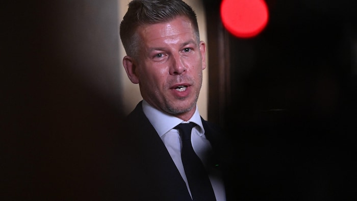 Le premier ministre hongrois, Peter Magyar, s'exprime lors d'une conférence de presse.
