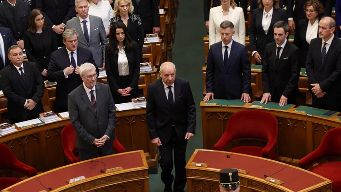 Le président hongrois Tamas Sulyok, au centre, sous le regard de Peter Magyar.