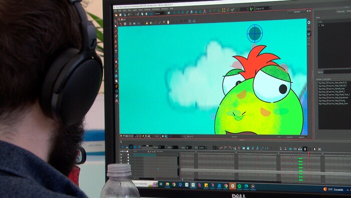 Un homme fait du montage d'animation.