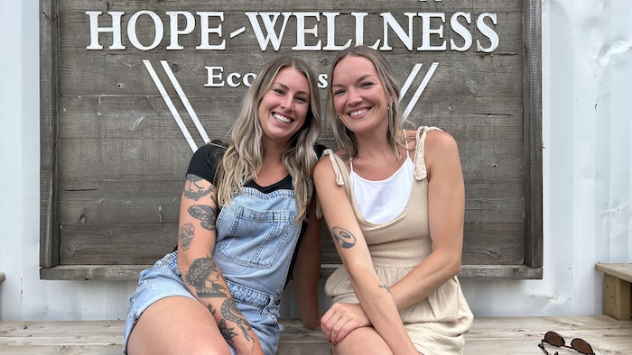 Les propriétaires de Hope-Wellness Eco-Resort, Ashley Ward et Katie Carson souriantes. 