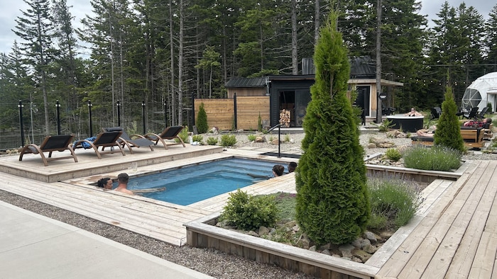 Un spa nordique extérieur.