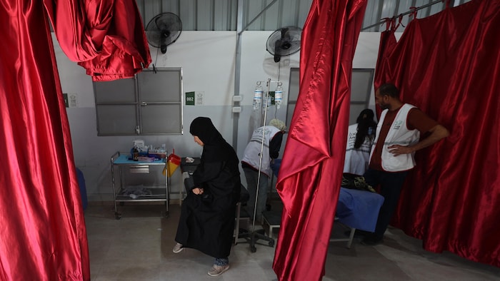 Des Palestiniens reçoivent des soins médicaux à l'hôpital Al-Awda dans le camp de réfugiés de Nousseirat, dans le centre de la bande de Gaza, à la suite d'une frappe israélienne, le 29 mai 2025.