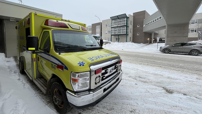Une ambulance est stationnée devant l'hôpital de Sept-Îles.