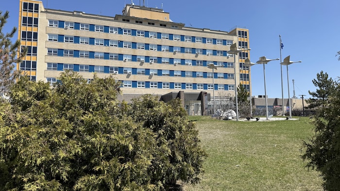 Vue extérieur sur l'hôpital d'Amos. 