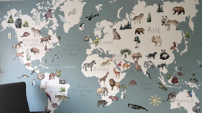La nouvelle murale dans la salle d'attente du dépatement de la pédiatrie de l'Hôtel-Dieu d'Arthabaska, montrant des animaux d'un peu partout dans le monde sur une grande carte. 