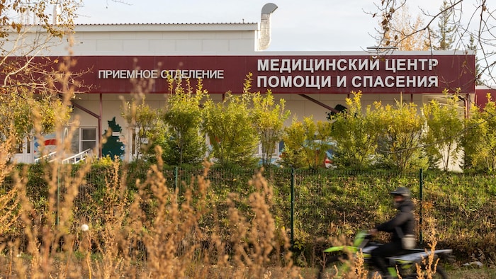 L'édifice du Centre d'assistance médicale et de secours à Chelekkhov, avec une enseigne en russe.
