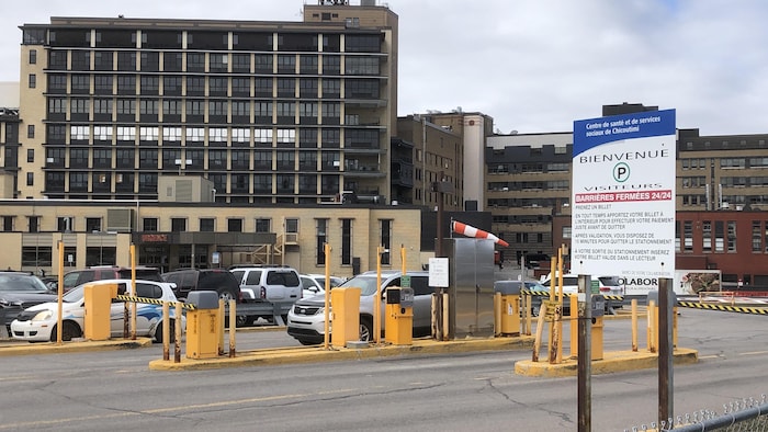 Un stationnement d'hôpital.