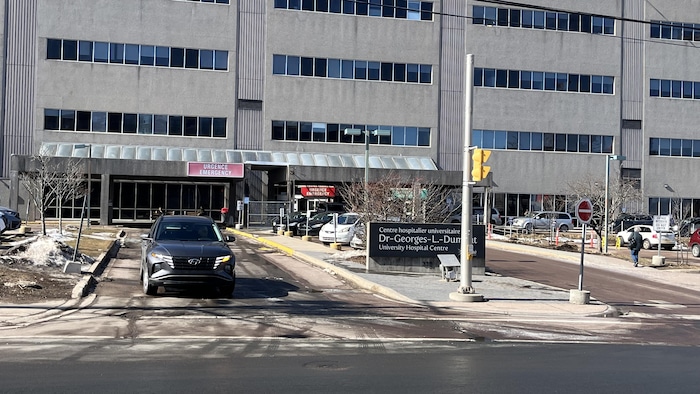 Façade de l'hôpital et de l'urgence.