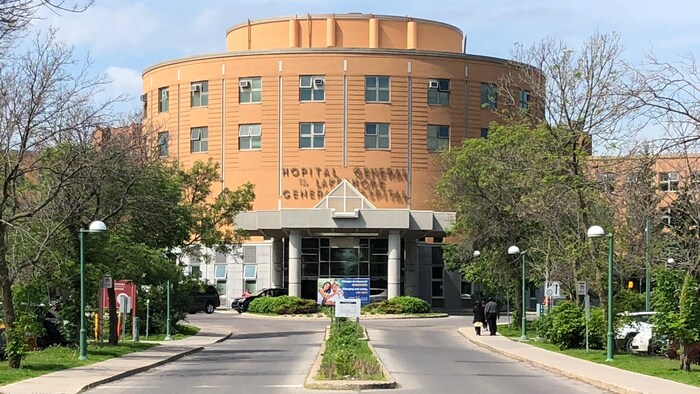 L'Hôpital général du Lakeshore de Pointe-Claire vu de face.