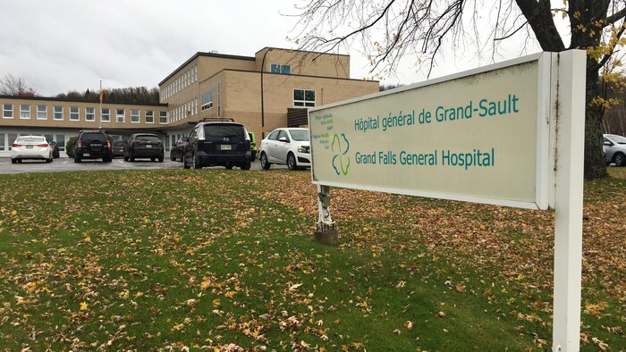 L'hôpital de Grand-Sault vu de l'extérieur en automne.