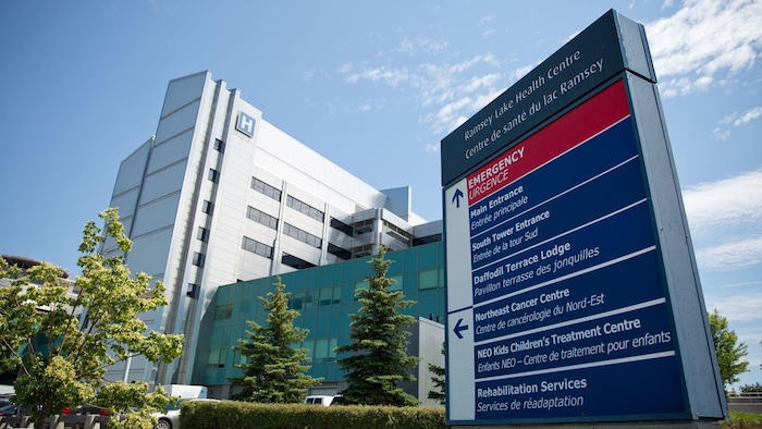 L'hôpital et l'affiche qui présente les différents services.