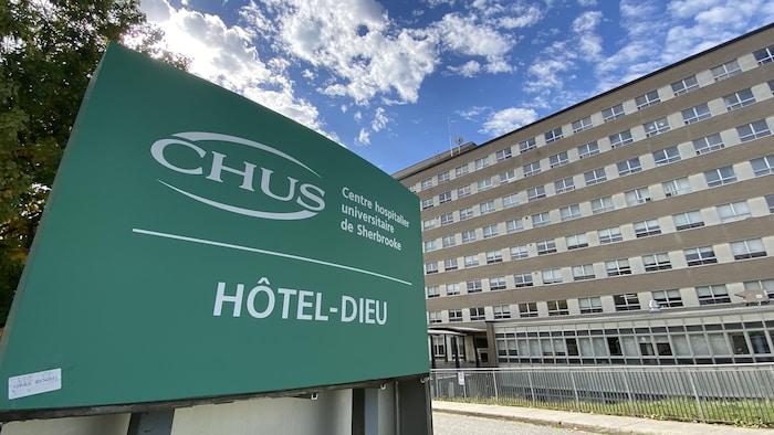 La façade de l'Hôtel-Dieu de Sherbrooke.