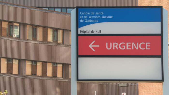Une affiche devant l'Hôpital de Hull en annonce le nom.