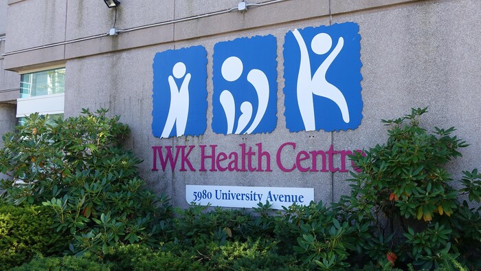 Enseigne du Centre de soins de santé IWK sur un mur de béton.