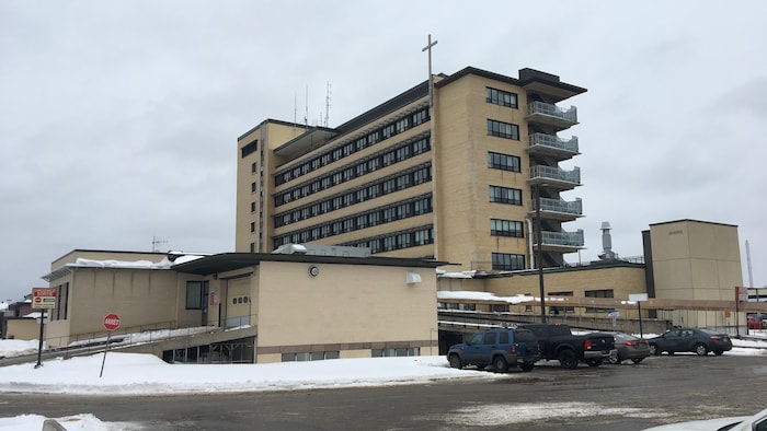 Le bâtiment de l'hôpital de Jonquière vu de l'extérieur en hiver.