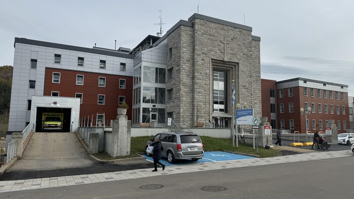 Le petit hôpital de La Malbaie est situé au cœur du centre-ville. Les bris de services notamment à l’unité d’obstétrique se sont accumulés encore une fois, cet été. 