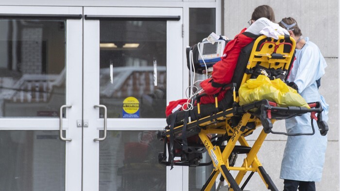 نقل مريض من سيارة الإسعاف إلى المستشفى في مونتريال.