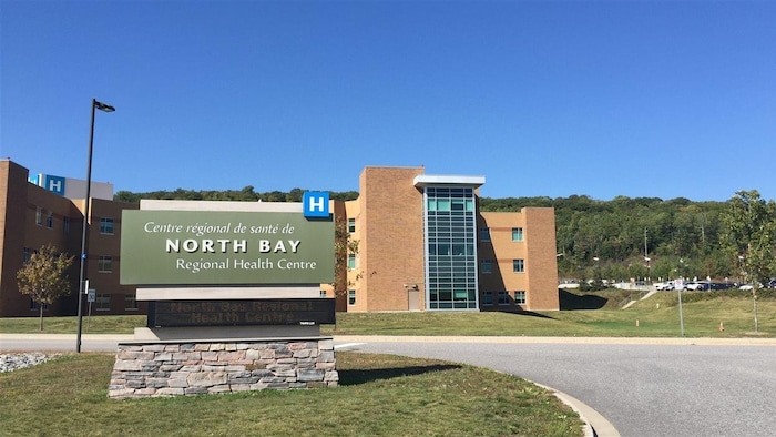 L'hôpital de North Bay et son affiche en été.