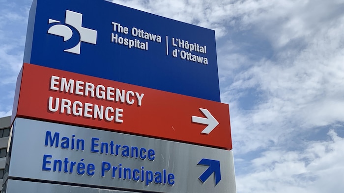 Un panneau annonce l'urgence et l'entrée principale.