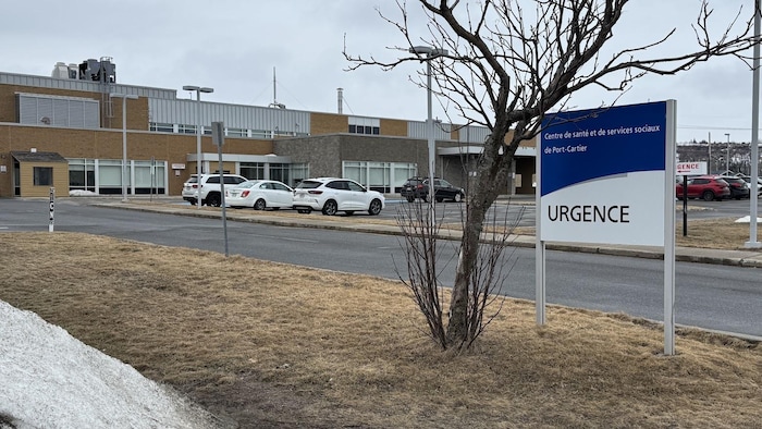 Une enseigne annonce le centre multiservices de santé et de services sociaux de Port-Cartier. Un bâtiment est visible en arrière-plan.