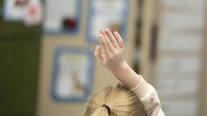La main levée d'un enfant à l'hôpital de jour Lyall.