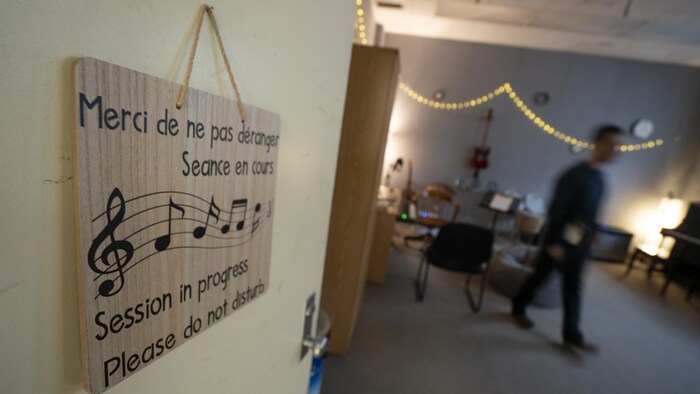 Un local de l'hôpital Lyall avec une pancarte où on peut lire « Merci de ne pas déranger, séance en cours », le 16 mars 2026.