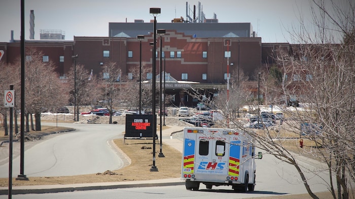 Une ambulance roule sur le chemin menant à l'hôpital.