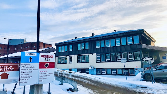 L'Hôpital régional de Portneuf en hiver. On peut voir une enseigne indiquant la direction de l'urgence.