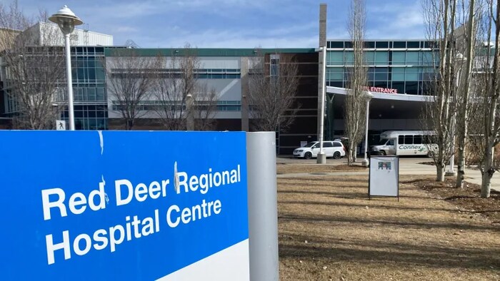 Un signe extérieur du Centre hospitalier régional de Red Deer.
