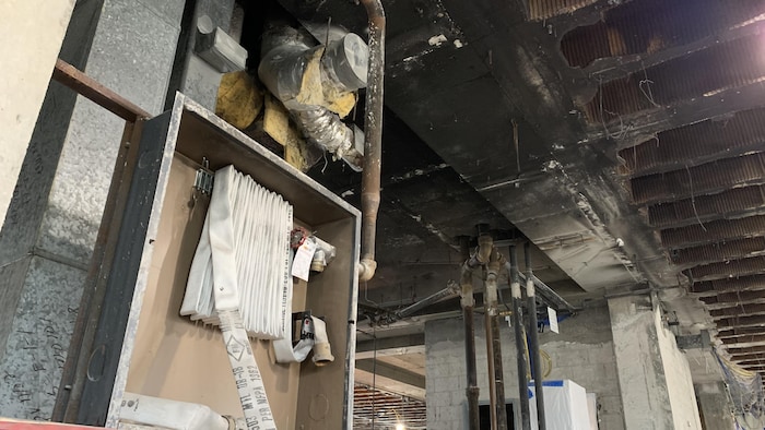 L'intérieur d'une bâtisse en travaux après un incendie.