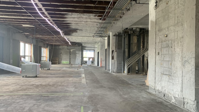 Un grand espace vide d'étage d'hôpital sur le ciment, en reconstruction.