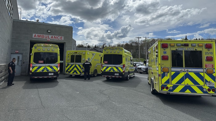 4 ambulances dans le stationnement de l'hôpital.