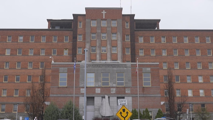 Des parties de la façade de l’hôpital construit en 1948 commencent à se détacher. Des grillages supplémentaires seront installés determination retenir la brique, faute de budget.
