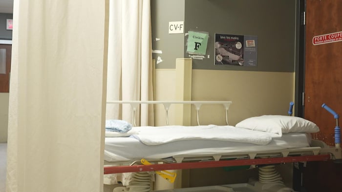 L’étroitesse de l’hôpital Sainte-Croix est disposable dans tous les secteurs, incluant l’urgence, où une «chambre» a été aménagée dans un coin de couloir.